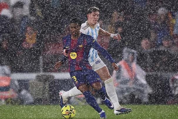 开云-暴雨倾泻进诺坎普球场，记者纷纷在媒体席上撑起雨伞工作